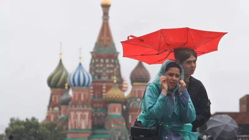 Через 2 часа Москву накроет сильнейший шторм. Ливень и ветер в столице — надолго
